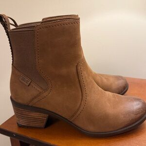 Teva Anaya Women’s 9M Waterproof Distressed Brown Leather pull-on Chelsea Boots